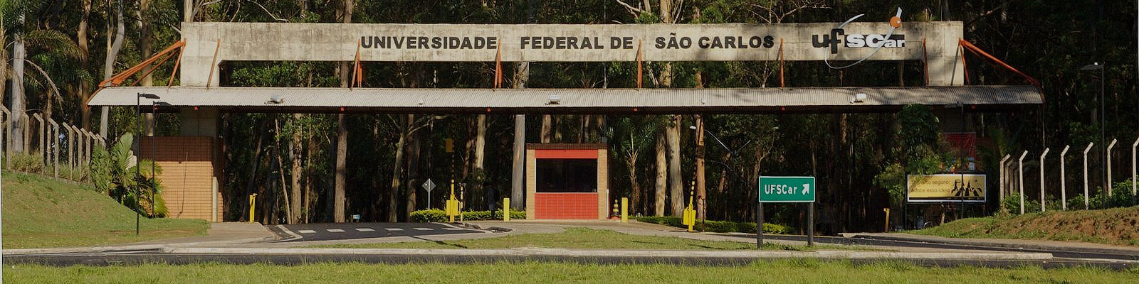 Vista do portão de entrada localizada na área sul da UFSCar São Carlos